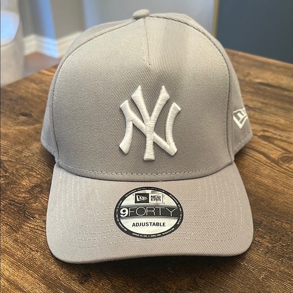New York Yankees Other - New York Yankees Gray Adjustable Cap